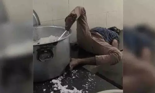 Telangana हॉस्टल में चौकीदार पकड़ा गया नशे में, चावल में पैर डालकर सोता हुआ