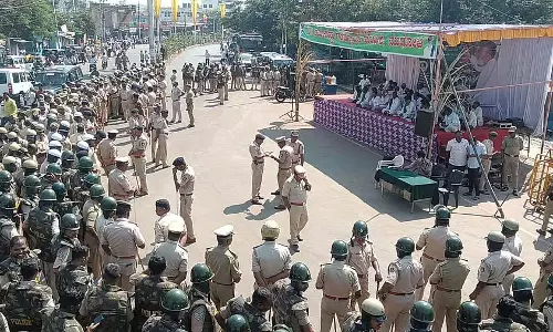 ट्रैक्टरों में आग लगाई गई: प्रतिबंध के बावजूद विरोध प्रदर्शन ट्रैक्टरों में आग लगाई गई: प्रतिबंध के बावजूद विरोध प्रदर्शन