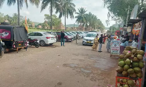 Badami वाहन पार्क करने की जगह नहीं: चालक चालुक्य स्मारकों पर परेड करते हैं