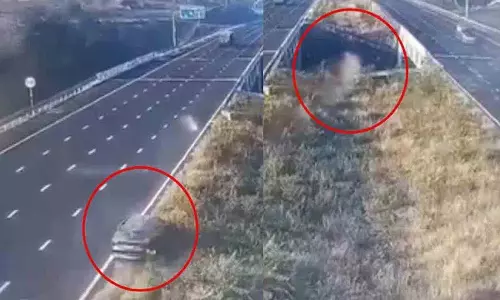 Expressway पर एक कार नियंत्रण से बाहर हो गई.. फिर क्या हुआ?