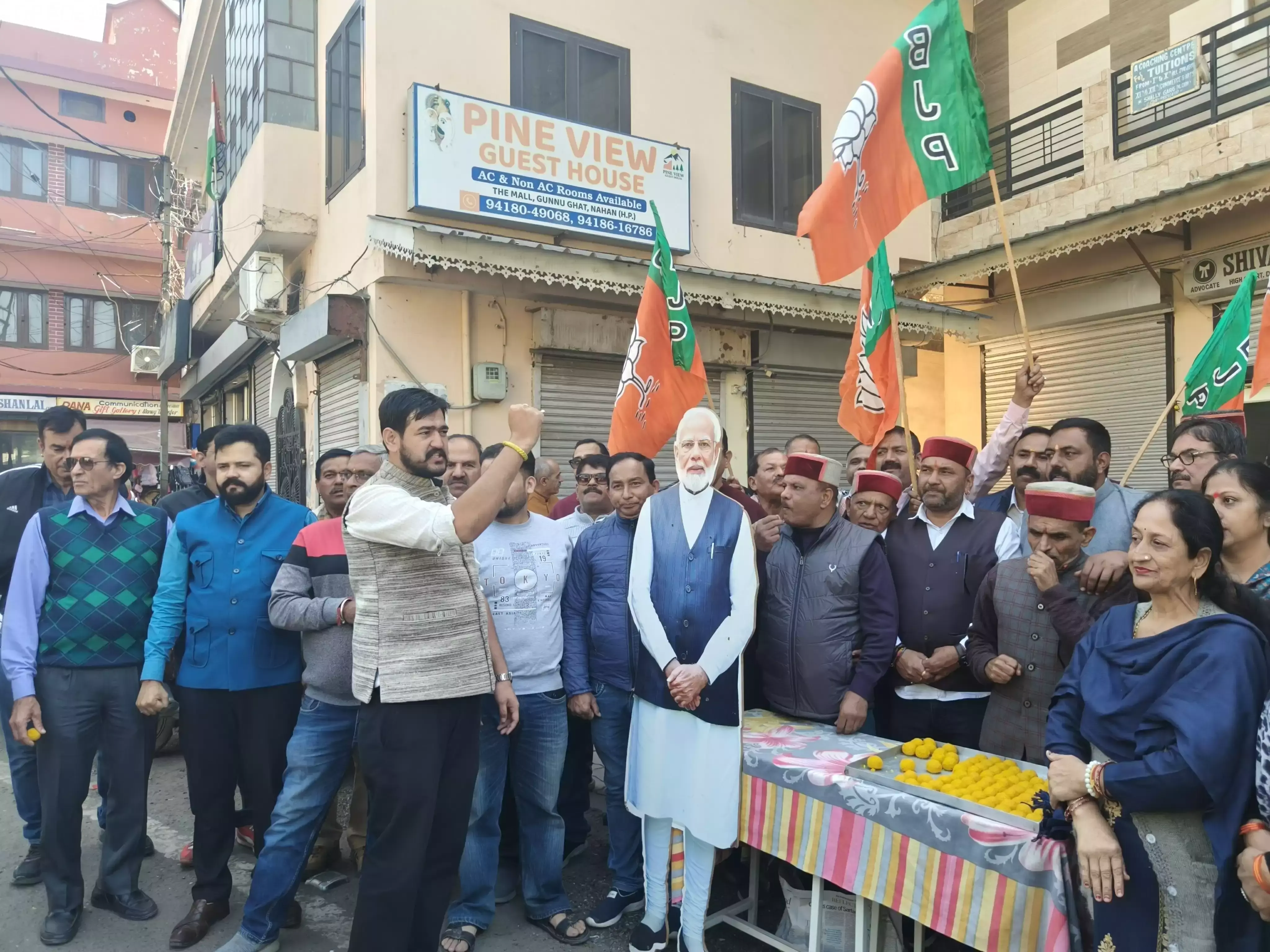 Nahan: भाजपा समर्थकों ने जीत पर एक-दूसरे को मिठाई खिलाई Nahan: भाजपा समर्थकों ने जीत पर एक-दूसरे को मिठाई खिलाई