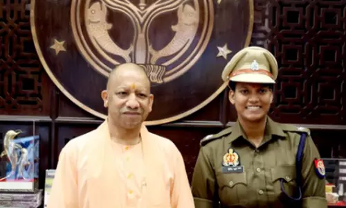 UP के सीएम योगी आदित्यनाथ ने डीएसपी-सह-क्रिकेटर दीप्ति शर्मा से मुलाकात की UP के सीएम योगी आदित्यनाथ ने डीएसपी-सह-क्रिकेटर दीप्ति शर्मा से मुलाकात की