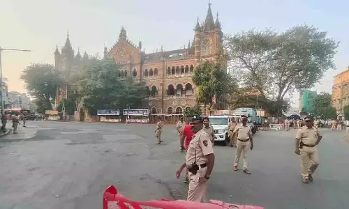 CSMT बस डिपो में बैग की अफवाह पर मुंबई पुलिस ने किया खाली CSMT बस डिपो में बैग की अफवाह पर मुंबई पुलिस ने किया खाली