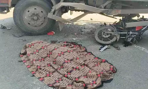 कंचनवाड़ी फ्लाईओवर पर ट्रक से बाइक टकराने से दंपत्ति की मौत, बेटा घायल कंचनवाड़ी फ्लाईओवर पर ट्रक से बाइक टकराने से दंपत्ति की मौत, बेटा घायल