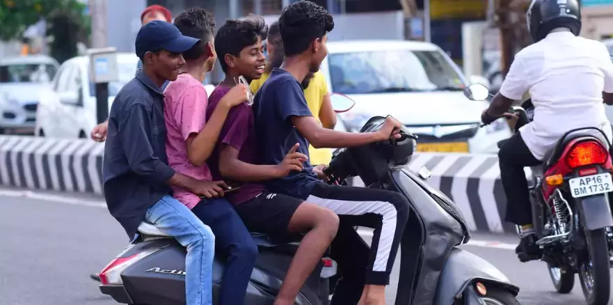Andhra Pradesh : नांदयाल में नाबालिगों के वाहन चलाने के 607 मामले दर्ज Andhra Pradesh : नांदयाल में नाबालिगों के वाहन चलाने के 607 मामले दर्ज