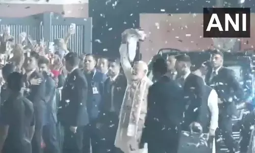 PM मोदी का नया अंदाज, जीत के जश्न पर घुमाया गमछा PM मोदी का नया अंदाज, जीत के जश्न पर घुमाया गमछा