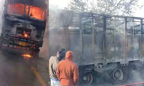 Mandla में एनएच-30 पर जीआई तार से लदे ट्रक में आग लग गई Mandla में एनएच-30 पर जीआई तार से लदे ट्रक में आग लग गई