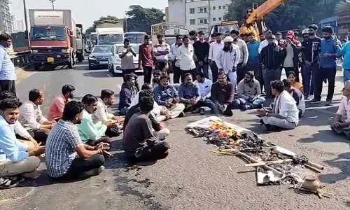 Pune: नवले ब्रिज हादसे के बाद शुरू हुआ प्रतीकात्मक अंतिम संस्कार विरोध