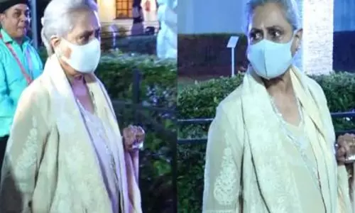 Jaya Bachchan ने पैपराजी पर आपा खोया, गुस्से से घूरा Jaya Bachchan ने पैपराजी पर आपा खोया, गुस्से से घूरा