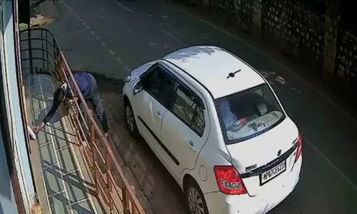 महंगी कार में आया आदमी और अखबार चुरा लिया महंगी कार में आया आदमी और अखबार चुरा लिया