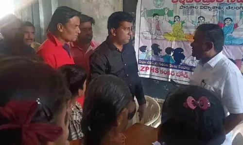 Mahabubabad में छात्रों के प्रति शिक्षक के अभद्र व्यवहार के खिलाफ अभिभावकों ने किया विरोध प्रदर्शन Mahabubabad में छात्रों के प्रति शिक्षक के अभद्र व्यवहार के खिलाफ अभिभावकों ने किया विरोध प्रदर्शन