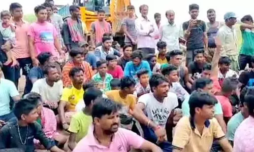 पुल निर्माण की मांग को लेकर आरामबाग में ग्रामीणों का प्रदर्शन पुल निर्माण की मांग को लेकर आरामबाग में ग्रामीणों का प्रदर्शन