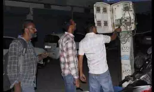 बकाया बिल के कारण Greater Noida में कार्यालय और सोसायटी में बिजली गुल