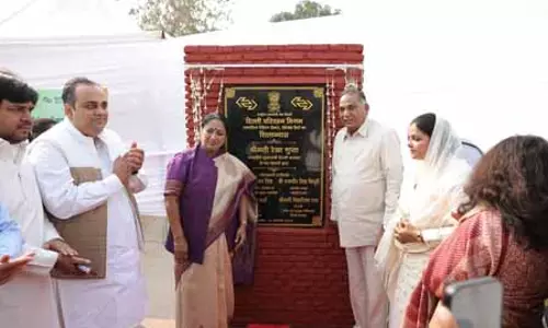 सीएम रेखा गुप्ता ने 50 इलेक्ट्रिक बसों को हरी झंडी दिखाई सीएम रेखा गुप्ता ने 50 इलेक्ट्रिक बसों को हरी झंडी दिखाई