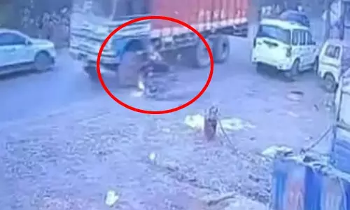 तेज रफ्तार ट्रक ने बाइक सवार युवक-युवती को कुचला, युवक की मौत तेज रफ्तार ट्रक ने बाइक सवार युवक-युवती को कुचला, युवक की मौत