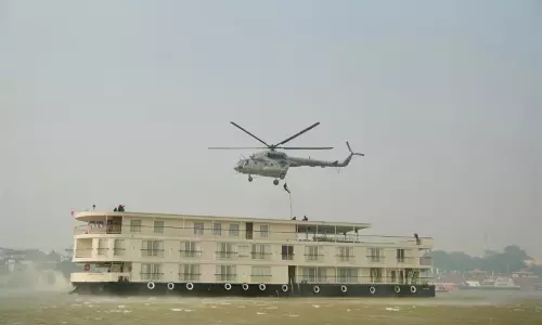 NSG और वायुसेना ने वाराणसी में गंगा नदी पर उच्च तीव्रता वाला आतंकवाद विरोधी मॉक ड्रिल किया NSG और वायुसेना ने वाराणसी में गंगा नदी पर उच्च तीव्रता वाला आतंकवाद विरोधी मॉक ड्रिल किया