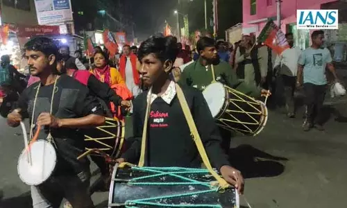 चुंचुरा में बिहार चुनाव में BJP की जीत पर कार्यकर्ताओं ने मनाया जश्न चुंचुरा में बिहार चुनाव में BJP की जीत पर कार्यकर्ताओं ने मनाया जश्न