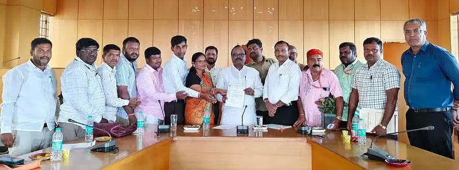 पात्र लोगों को समय पर लाभ प्रदान करें: Murali अशोक सलप्पा ने दिए निर्देश पात्र लोगों को समय पर लाभ प्रदान करें: Murali अशोक सलप्पा ने दिए निर्देश