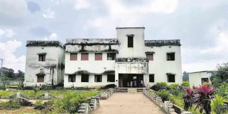 Jharigaon अपर्याप्त बुनियादी ढांचे के कारण सरकारी स्कूलों में पढ़ाई बाधित Jharigaon अपर्याप्त बुनियादी ढांचे के कारण सरकारी स्कूलों में पढ़ाई बाधित