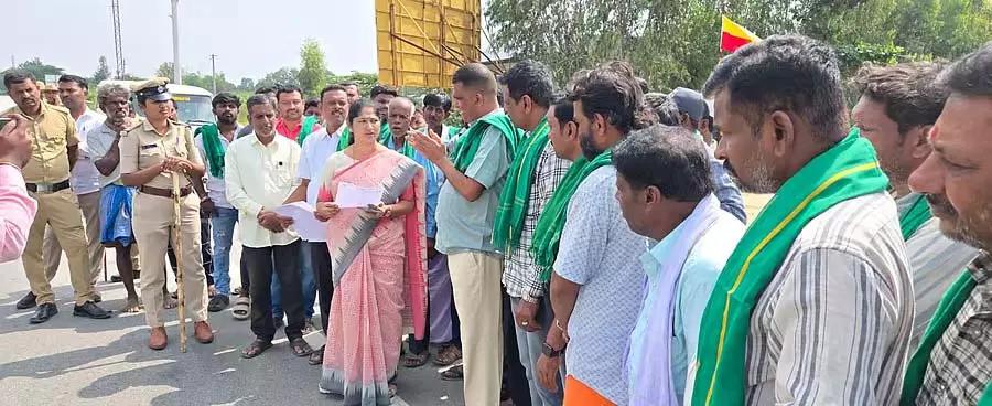 Karnataka : जिले में कृष्णा नदी का पानी छोड़ने की मांग Karnataka : जिले में कृष्णा नदी का पानी छोड़ने की मांग