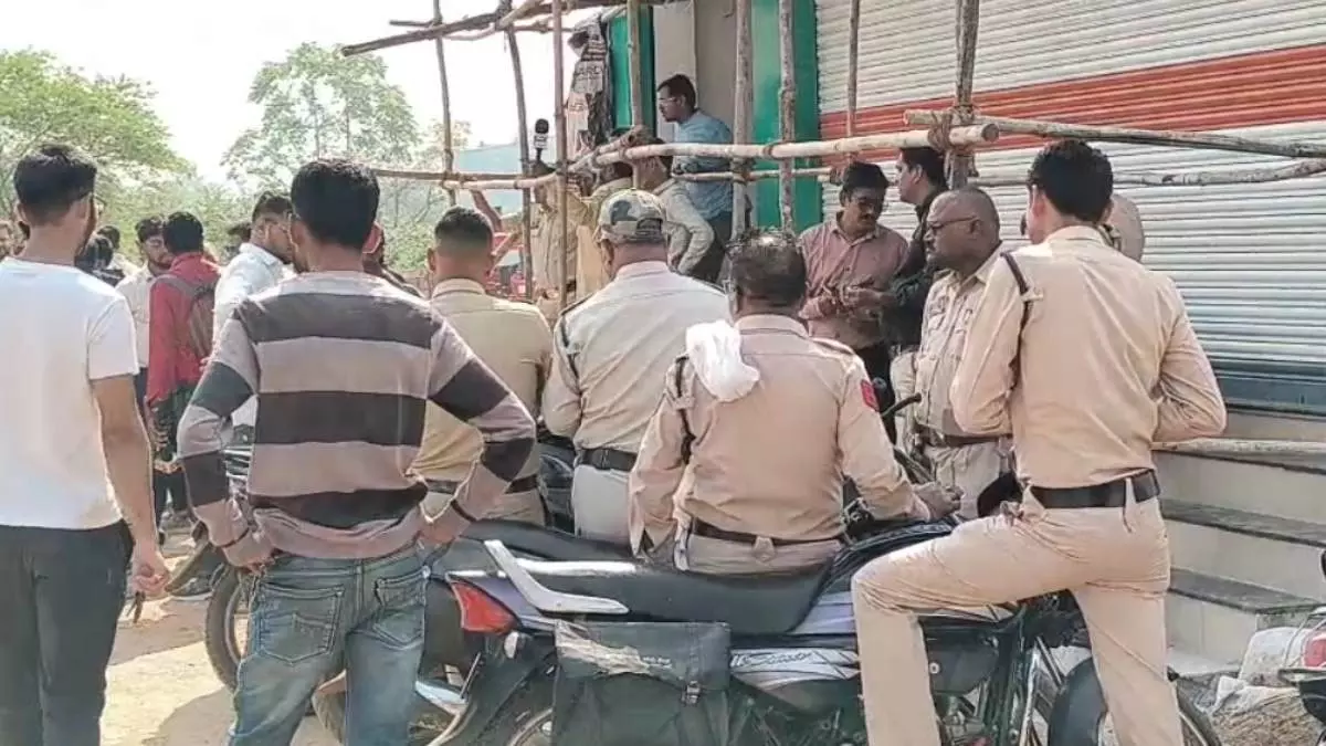 शराब दुकान हंगामे के बाद बंद, मारपीट-गाली गलौज से परेशान है स्थानीय निवासी शराब दुकान हंगामे के बाद बंद, मारपीट-गाली गलौज से परेशान है स्थानीय निवासी