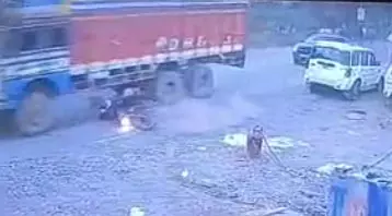 तेज रफ्तार ट्रक ने बाइक को रौंदा, युवक की मौत तेज रफ्तार ट्रक ने बाइक को रौंदा, युवक की मौत