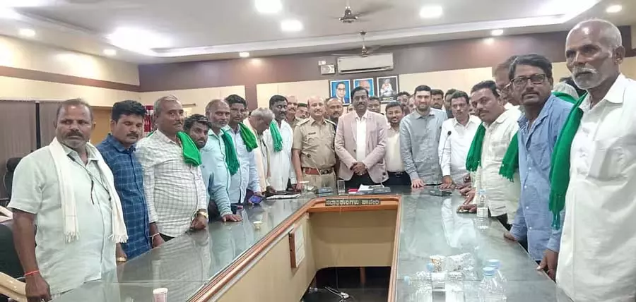 Haveri ; किसानों ने धरना समाप्त किया Haveri ; किसानों ने धरना समाप्त किया