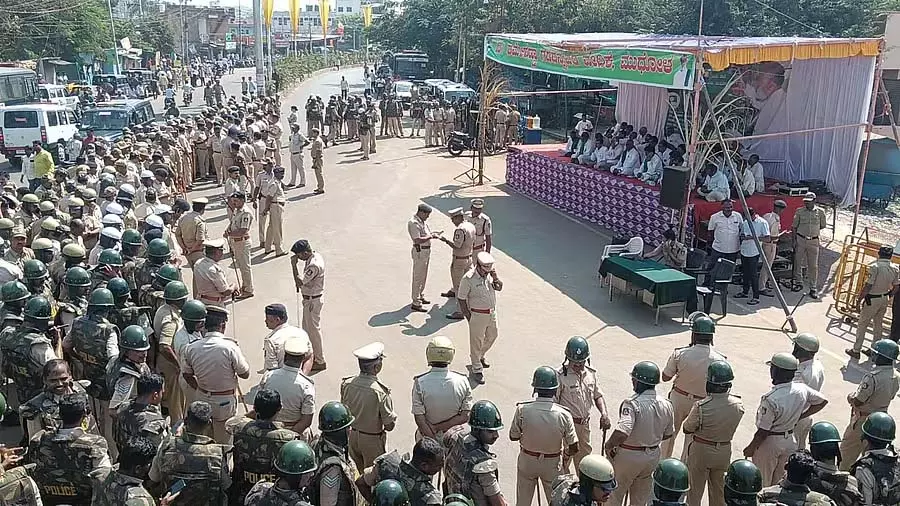 ट्रैक्टरों में आग लगाई गई: प्रतिबंध के बावजूद विरोध प्रदर्शन ट्रैक्टरों में आग लगाई गई: प्रतिबंध के बावजूद विरोध प्रदर्शन
