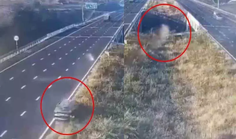 Expressway पर एक कार नियंत्रण से बाहर हो गई.. फिर क्या हुआ? Expressway पर एक कार नियंत्रण से बाहर हो गई.. फिर क्या हुआ?