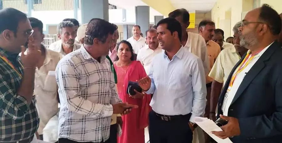 Karnataka : लोगों की समस्याओं पर तुरंत प्रतिक्रिया दें Karnataka : लोगों की समस्याओं पर तुरंत प्रतिक्रिया दें