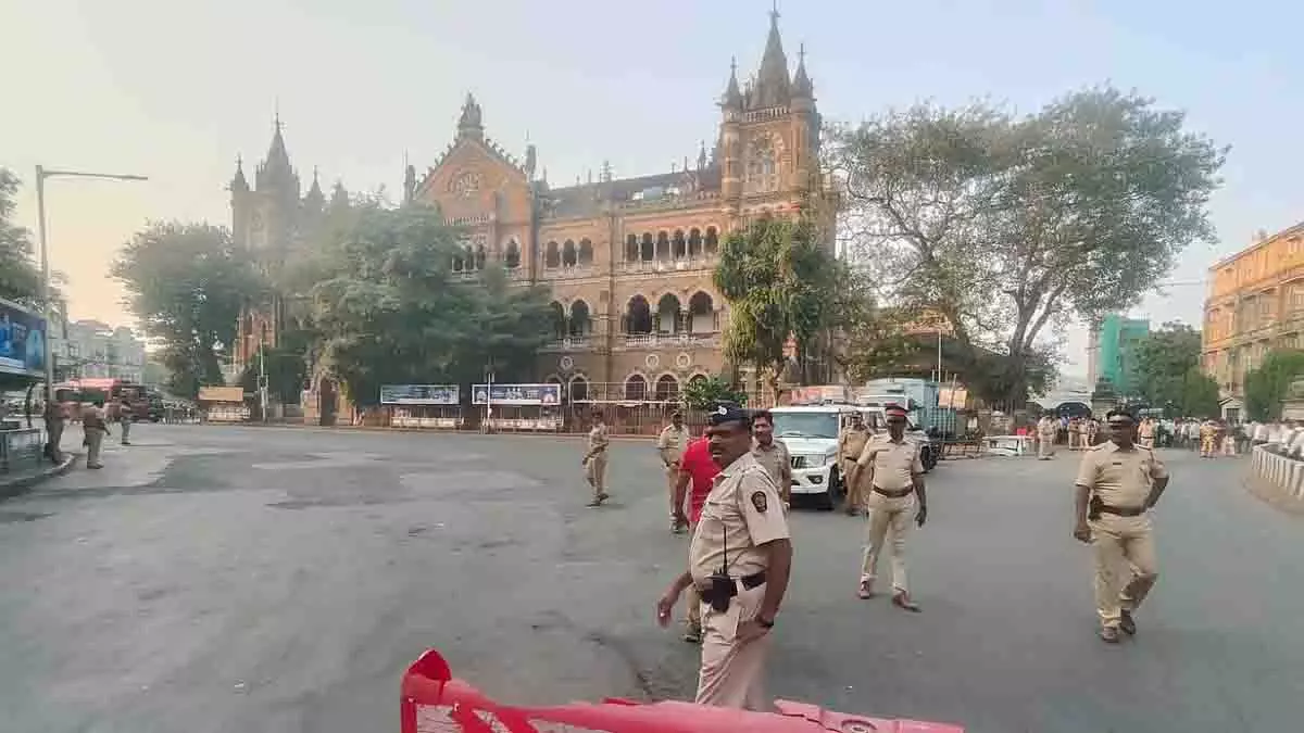 CSMT बस डिपो में बैग की अफवाह पर मुंबई पुलिस ने किया खाली CSMT बस डिपो में बैग की अफवाह पर मुंबई पुलिस ने किया खाली