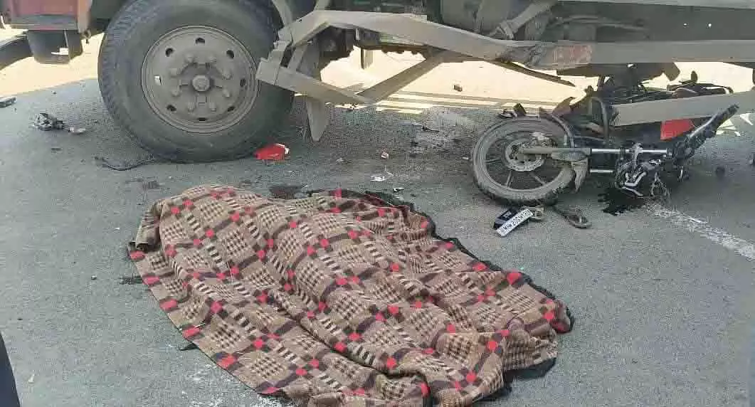 कंचनवाड़ी फ्लाईओवर पर ट्रक से बाइक टकराने से दंपत्ति की मौत, बेटा घायल कंचनवाड़ी फ्लाईओवर पर ट्रक से बाइक टकराने से दंपत्ति की मौत, बेटा घायल