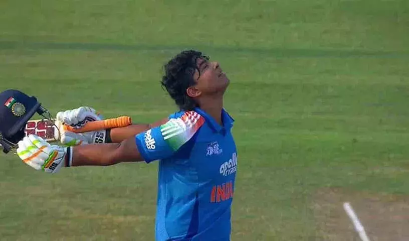 Asia Cup में वैभव का कत्लेआम.. सिर्फ 32 गेंदों में शतक..! Asia Cup में वैभव का कत्लेआम.. सिर्फ 32 गेंदों में शतक..!