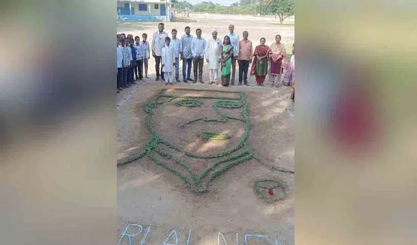 MEO सत्यनारायण रेड्डी ने छात्रों को बेहतर भविष्य के लिए लक्ष्य निर्धारित करने के लिए प्रोत्साहित किया MEO सत्यनारायण रेड्डी ने छात्रों को बेहतर भविष्य के लिए लक्ष्य निर्धारित करने के लिए प्रोत्साहित किया