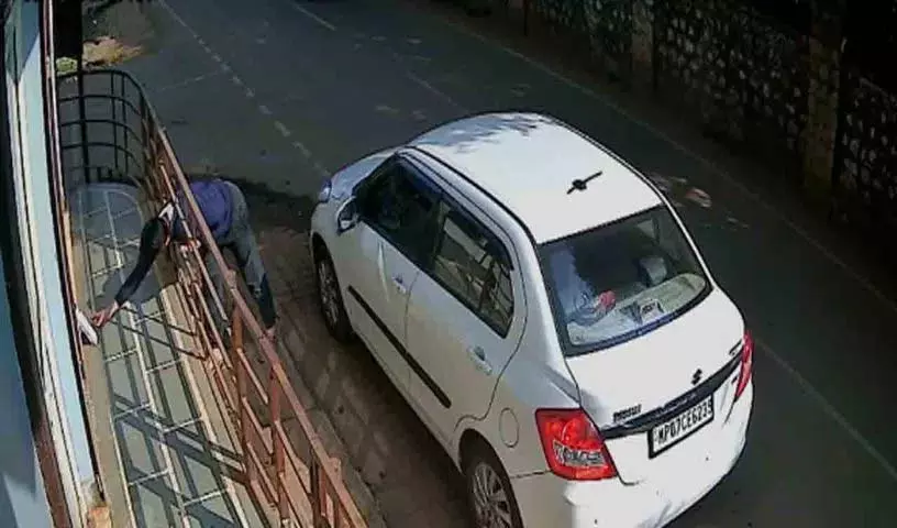 महंगी कार में आया आदमी और अखबार चुरा लिया महंगी कार में आया आदमी और अखबार चुरा लिया