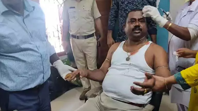 भूमि विवाद समाधान के दौरान IC पर हमला, 2 पुलिसकर्मी घायल भूमि विवाद समाधान के दौरान IC पर हमला, 2 पुलिसकर्मी घायल
