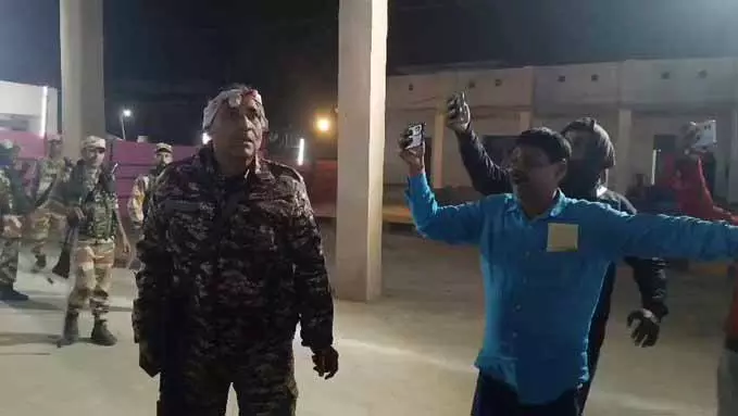 मतगणना केंद्र पर झड़प, तीन सिपाहियों का सिर फटा, देखे Video मतगणना केंद्र पर झड़प, तीन सिपाहियों का सिर फटा, देखे Video