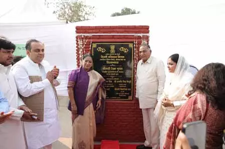 सीएम रेखा गुप्ता ने 50 इलेक्ट्रिक बसों को हरी झंडी दिखाई सीएम रेखा गुप्ता ने 50 इलेक्ट्रिक बसों को हरी झंडी दिखाई