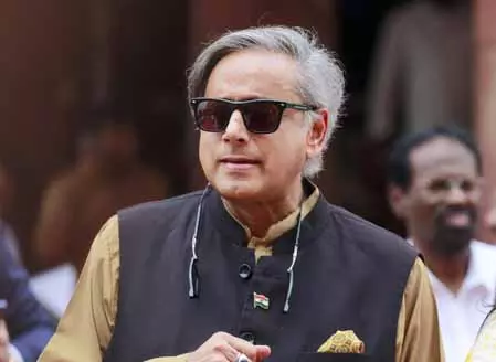 इंडिया गठबंधन के पिछड़ने पर शशि थरूर ने कांग्रेस पर किया कटाक्ष इंडिया गठबंधन के पिछड़ने पर शशि थरूर ने कांग्रेस पर किया कटाक्ष