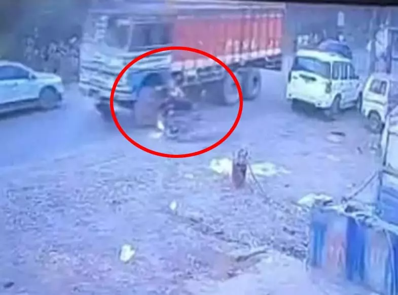 तेज रफ्तार ट्रक ने बाइक सवार युवक-युवती को कुचला, युवक की मौत तेज रफ्तार ट्रक ने बाइक सवार युवक-युवती को कुचला, युवक की मौत