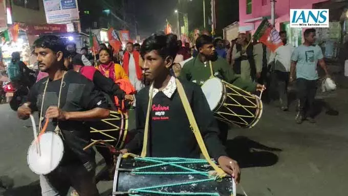 चुंचुरा में बिहार चुनाव में BJP की जीत पर कार्यकर्ताओं ने मनाया जश्न चुंचुरा में बिहार चुनाव में BJP की जीत पर कार्यकर्ताओं ने मनाया जश्न