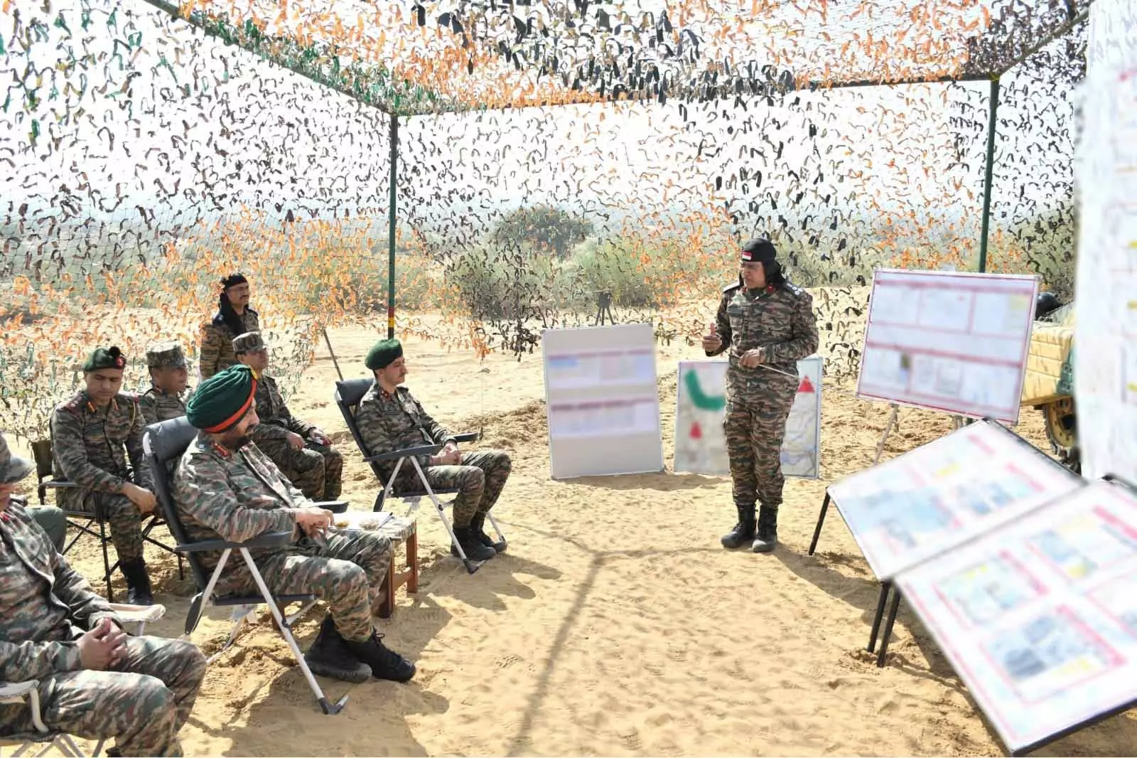 Lt Gen Manjinder Singh ने Ex Shyamal Prahar के दौरान Black Charger Brigade की परिचालन तत्परता का किया मूल्यांकन Lt Gen Manjinder Singh ने Ex Shyamal Prahar के दौरान Black Charger Brigade की परिचालन तत्परता का किया मूल्यांकन