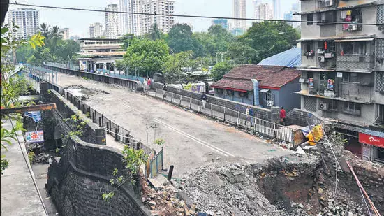 Western Railway द्वारा अगले सप्ताह एल्फिंस्टन ब्रिज के विध्वंस को मंजूरी दिए जाने की संभावना Western Railway द्वारा अगले सप्ताह एल्फिंस्टन ब्रिज के विध्वंस को मंजूरी दिए जाने की संभावना
