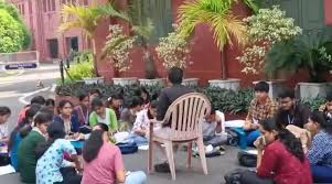High Court ने प्रदर्शनकारी पीयू छात्रों से कहा, अपनी कक्षाओं में वापस जाएं