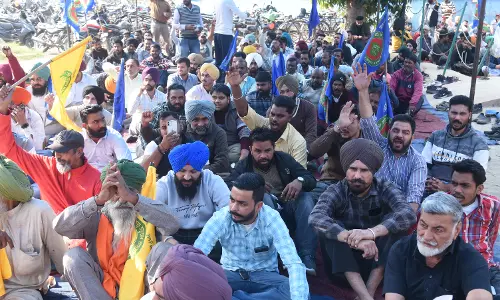 Ludhiana, वेरका के आउटसोर्स कर्मचारियों ने रोके गए वेतन को लेकर किया प्रदर्शन Ludhiana, वेरका के आउटसोर्स कर्मचारियों ने रोके गए वेतन को लेकर किया प्रदर्शन