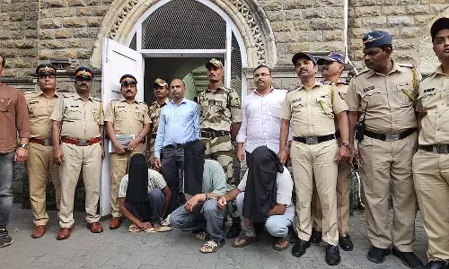 Mumbai : डोंगरी पुलिस ने 15 करोड़ के कोकीन मामले में तीन लोगों को चेन्नई जेल से गिरफ्तार किया Mumbai : डोंगरी पुलिस ने 15 करोड़ के कोकीन मामले में तीन लोगों को चेन्नई जेल से गिरफ्तार किया