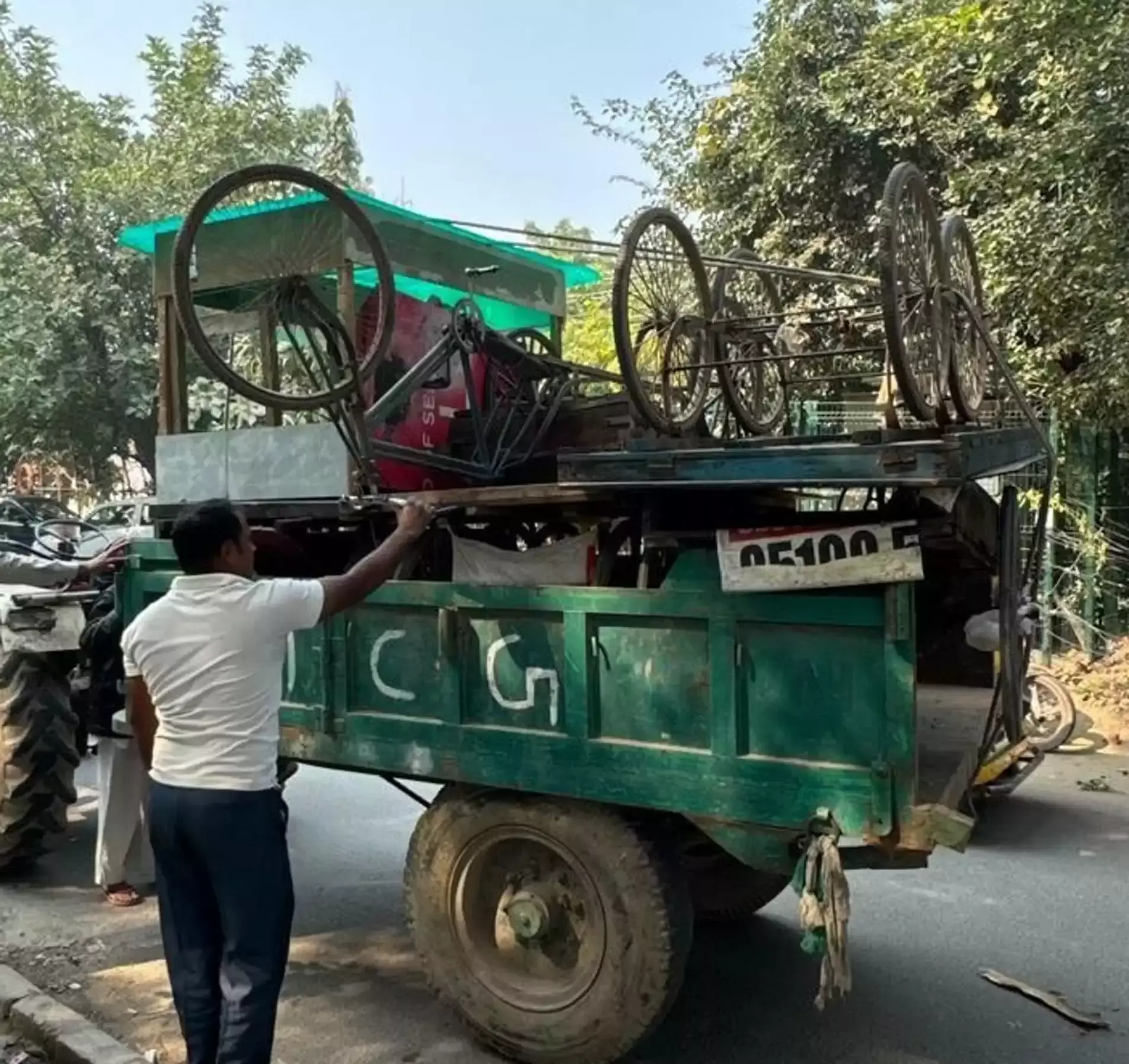 Gurugram: प्रशासन ने दोनों मार्गों से सामान हटाकर चालान किया