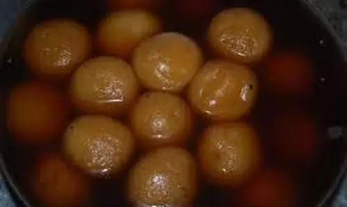 Khajoor Gud ka Rasgulla: सर्दियों में घर पर बनाएं सुपर टेस्टी, हेल्दी और रसदार खजूर-गुड़ के रसगुल्ले