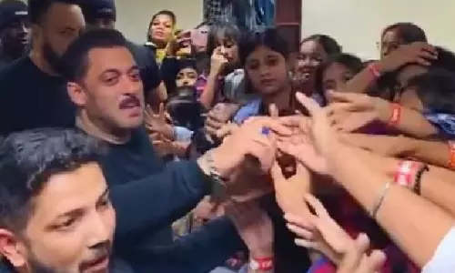 Salman Khan ने अपने नन्हे प्रशंसकों के बीच बाल दिवस मनाया Salman Khan ने अपने नन्हे प्रशंसकों के बीच बाल दिवस मनाया
