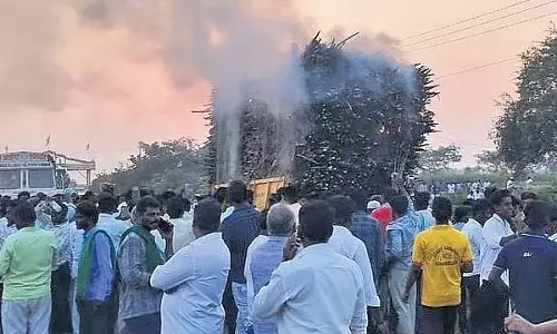 Karnataka : गन्ने के ट्रैक्टर में आग लगने पर मंत्री ने किसानों को मुआवजे का वादा किया Karnataka : गन्ने के ट्रैक्टर में आग लगने पर मंत्री ने किसानों को मुआवजे का वादा किया